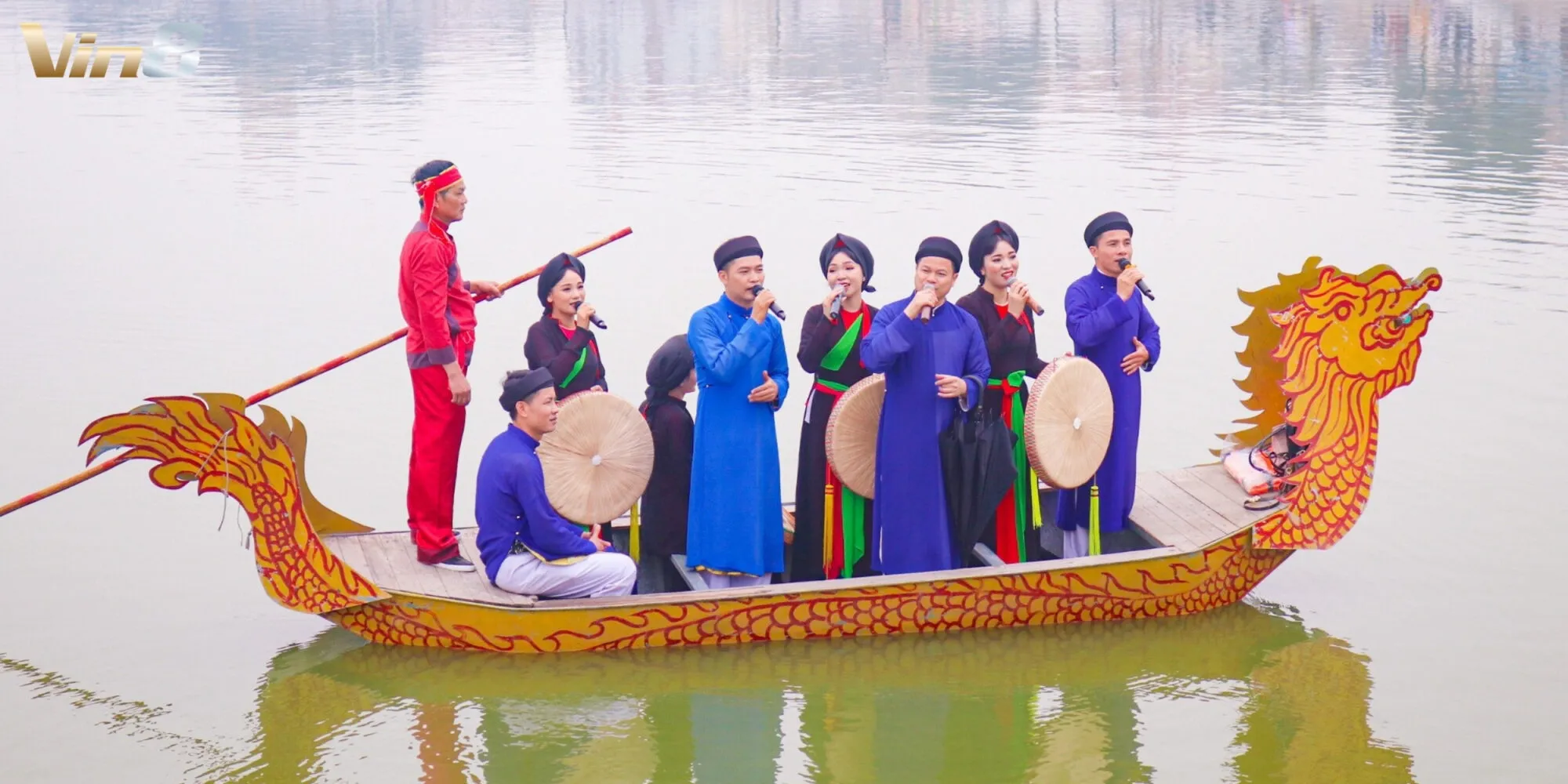 Biểu diễn hát quan họ trong lễ hội Lim tại Bắc Ninh Biểu diễn hát quan họ trong lễ hội Lim tại Bắc Ninh