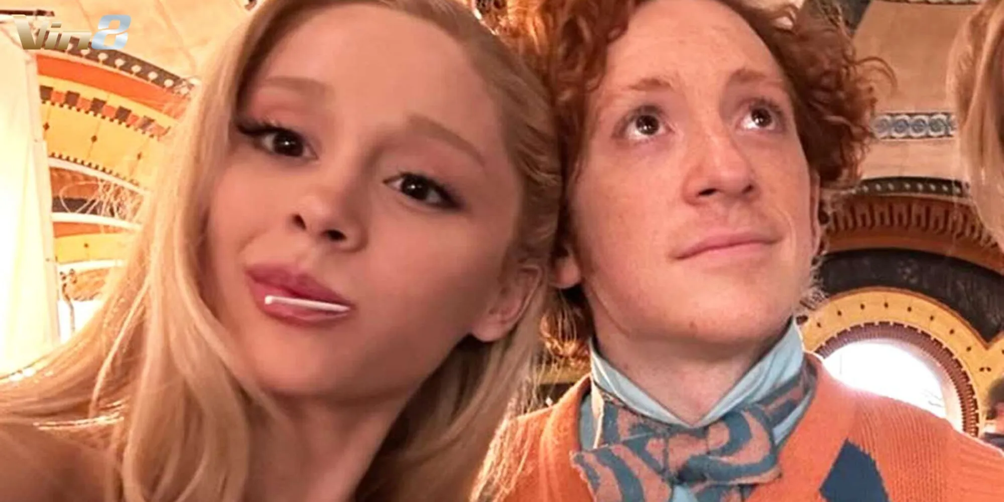 Bức ảnh Ariana Grande & Ethan Slater tại phim trường Wicked Bức ảnh Ariana Grande & Ethan Slater tại phim trường Wicked