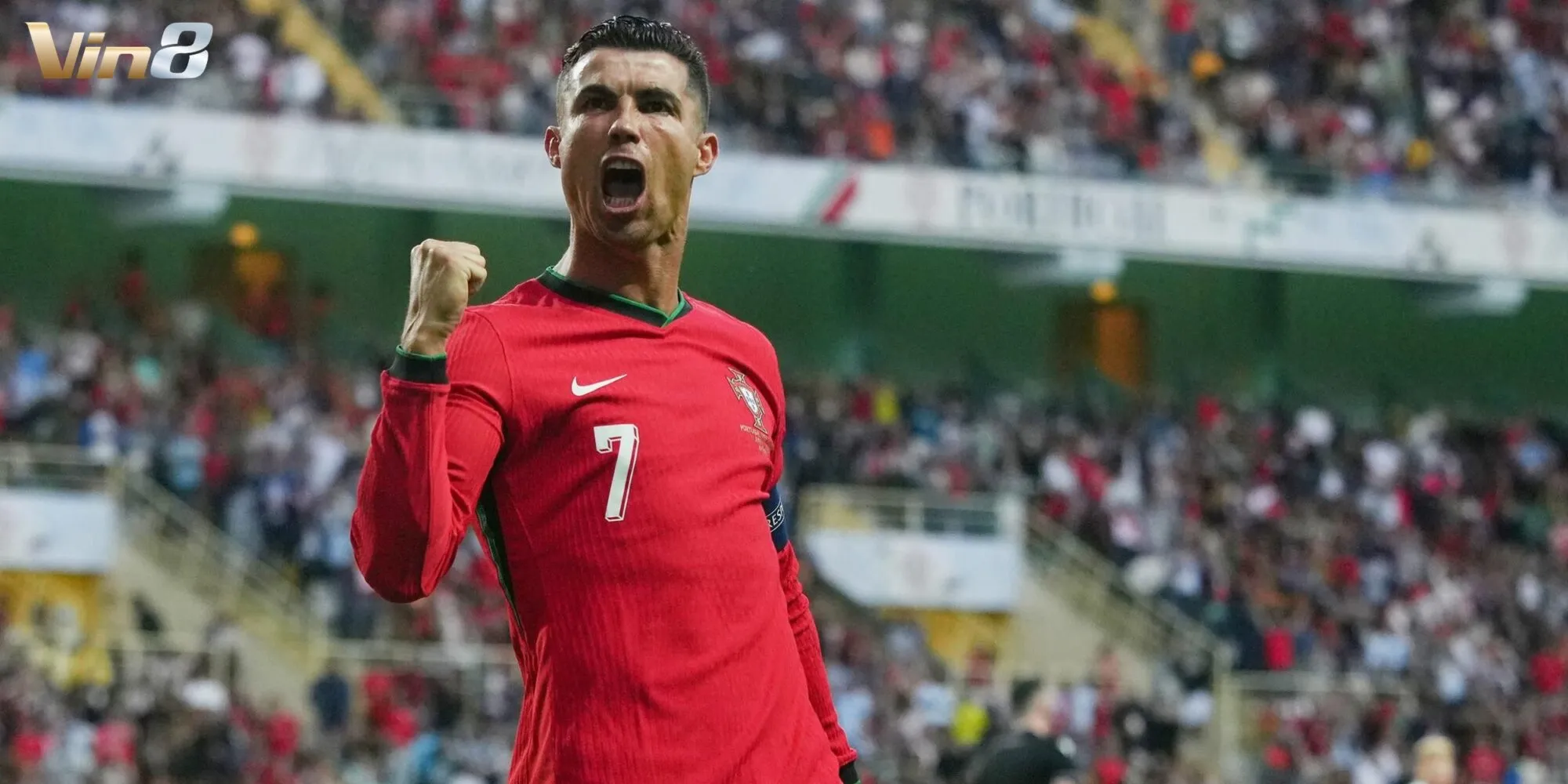 Cristiano Ronaldo là huyền thoại bóng đá và biểu tượng thương mại toàn cầu Cristiano Ronaldo là huyền thoại bóng đá và biểu tượng thương mại toàn cầu