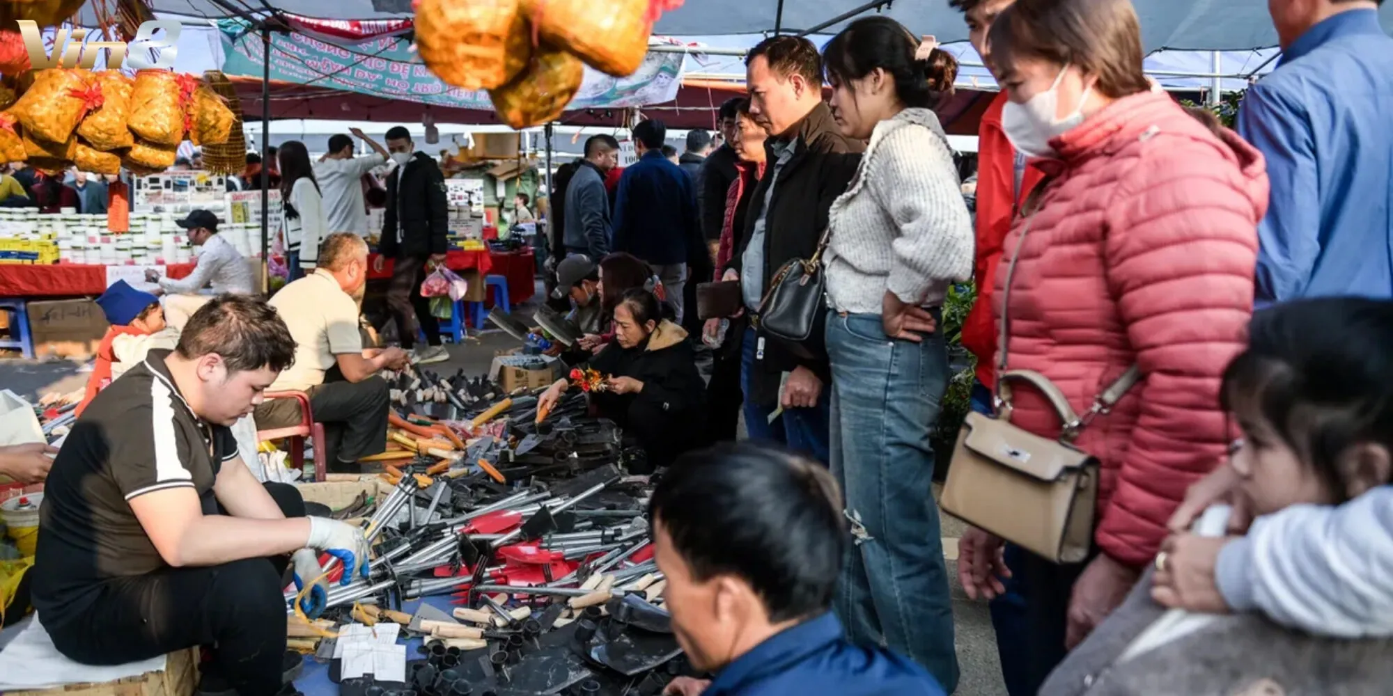 Du khách tham quan, mua sắm các món hàng tại lễ hội chợ Viềng Du khách tham quan, mua sắm các món hàng tại lễ hội chợ Viềng