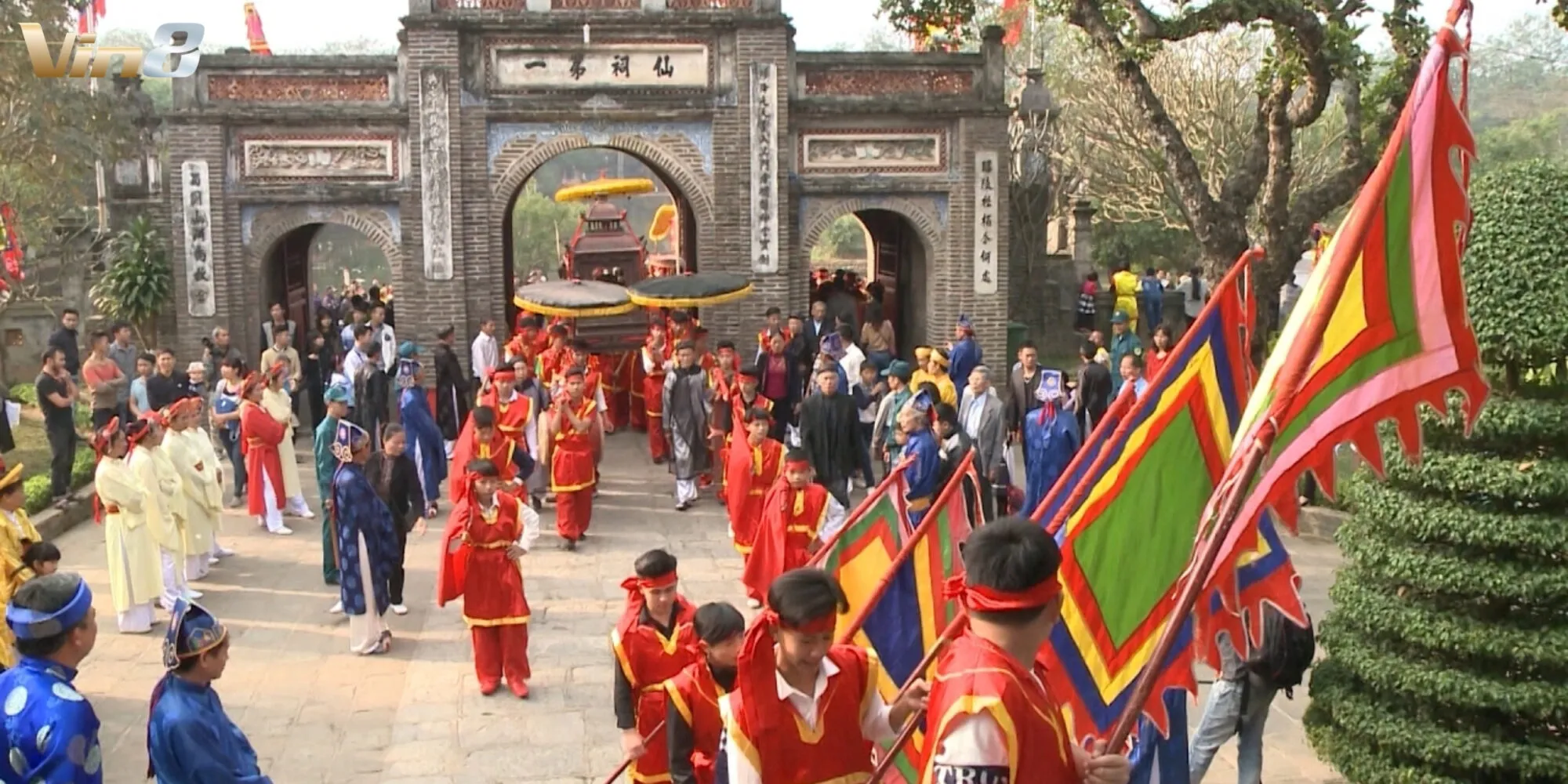 Hình ảnh Đền Cổ Loa trong ngày diễn ra lễ hội sôi động Hình ảnh Đền Cổ Loa trong ngày diễn ra lễ hội sôi động