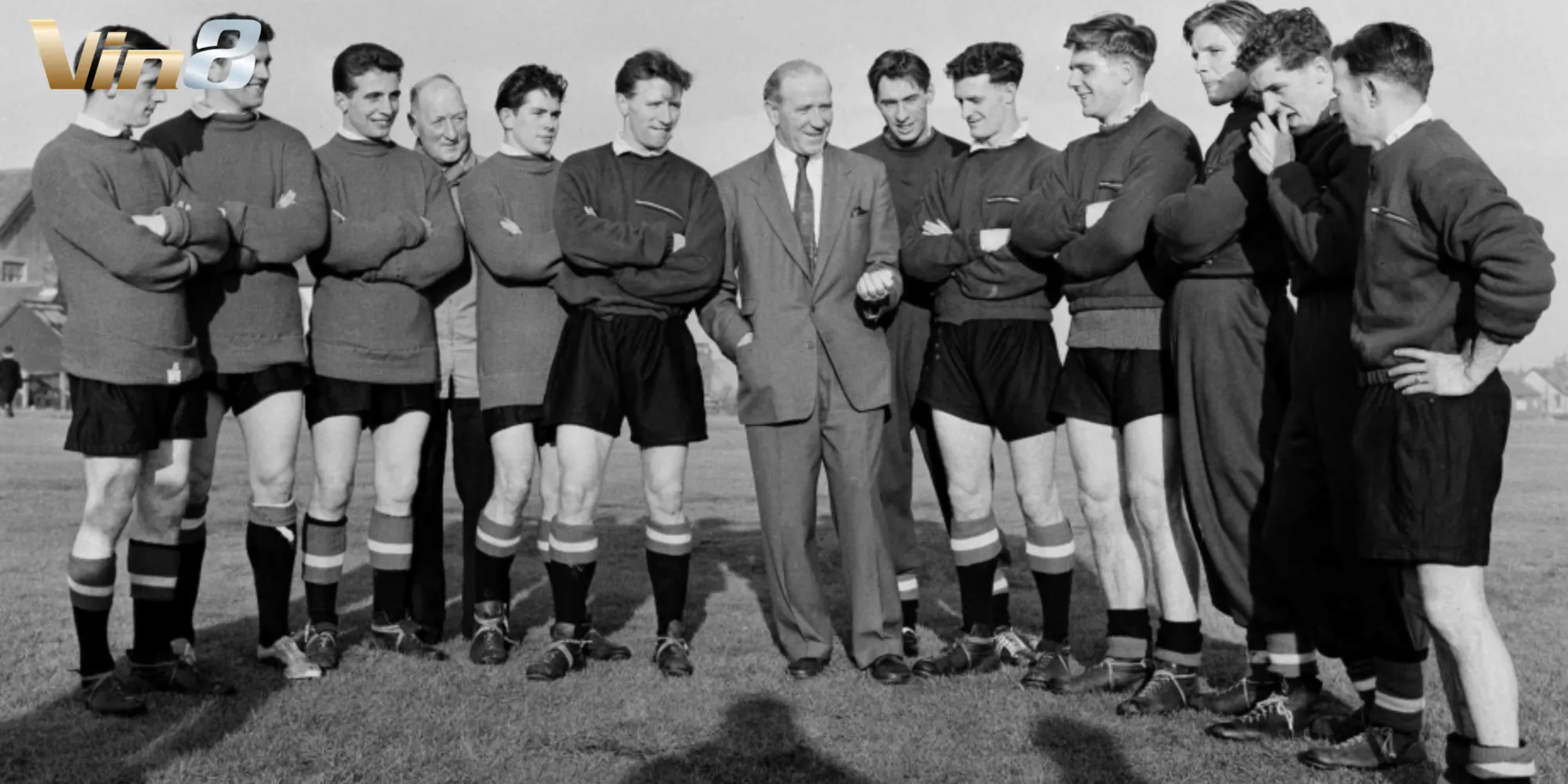 Sir Matt Busby trò chuyện cùng thế hệ 'Busby Babes', biểu tượng của sự trẻ trung và khát vọng Sir Matt Busby trò chuyện cùng thế hệ 'Busby Babes', biểu tượng của sự trẻ trung và khát vọng