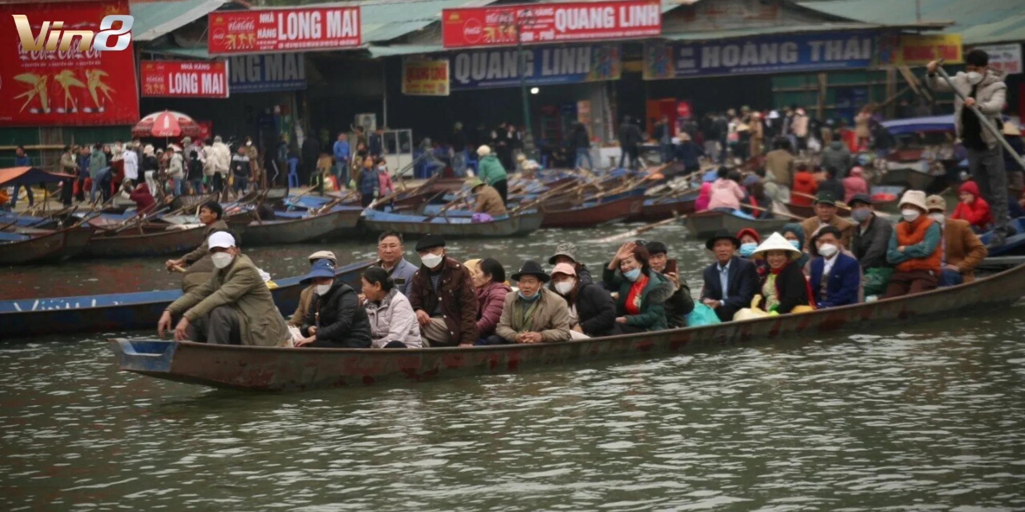 Suối Yến tấp nập dòng thuyền chở du khách tham quan Suối Yến tấp nập dòng thuyền chở du khách tham quan