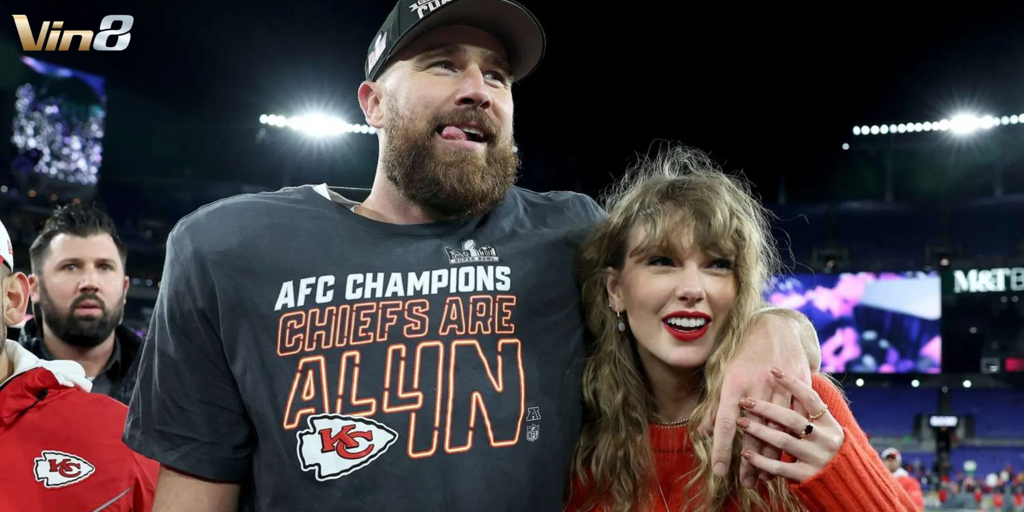 Taylor Swift thân mật bên cạnh nam cầu thủ bóng bầu dục Travis Kelce Taylor Swift thân mật bên cạnh nam cầu thủ bóng bầu dục Travis Kelce