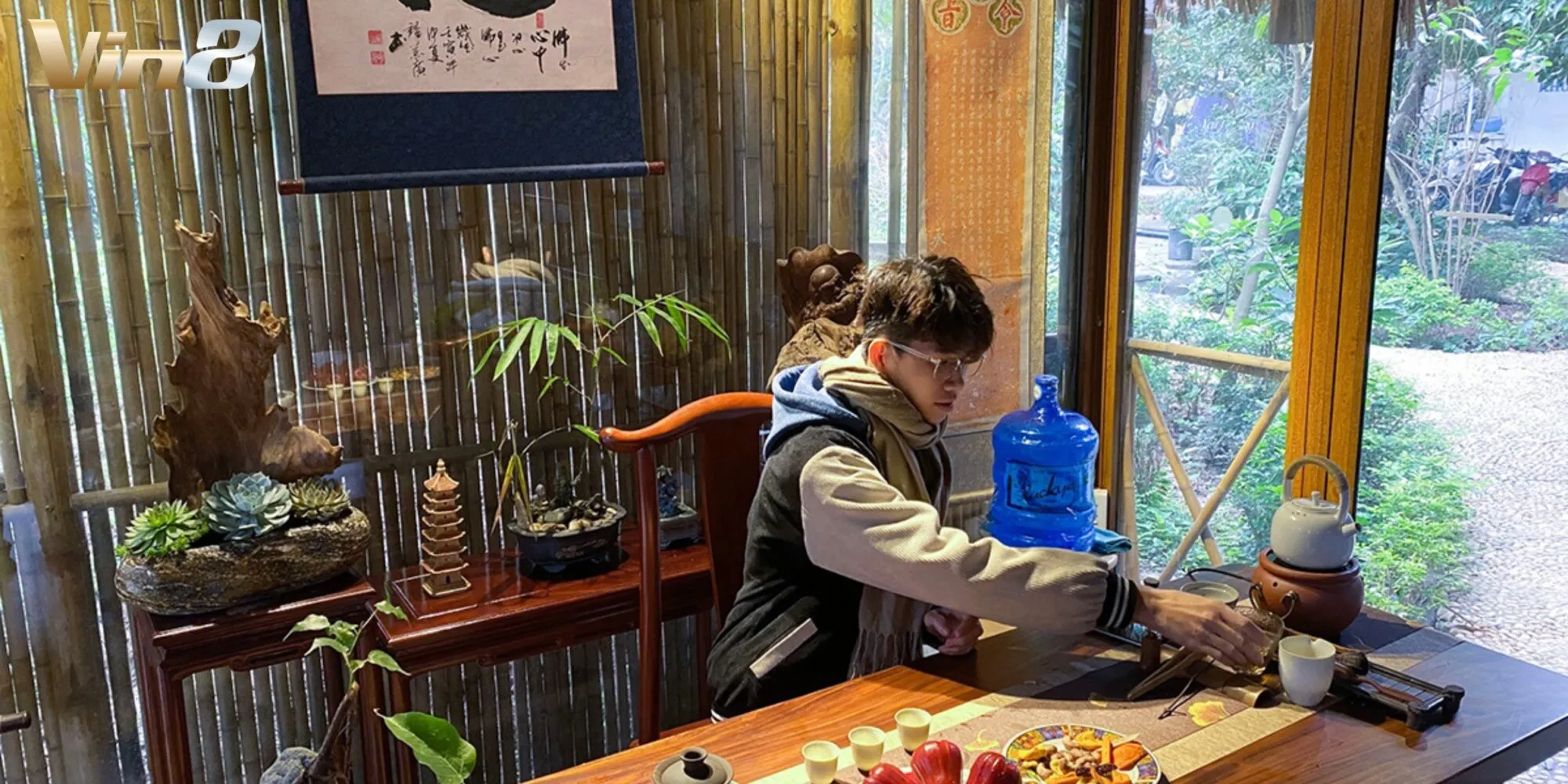 Một thanh niên dành thời gian cuối tuần để đến chùa Sủi, Hà Nội, tham gia các hoạt động công quả Một thanh niên dành thời gian cuối tuần để đến chùa Sủi, Hà Nội, tham gia các hoạt động công quả