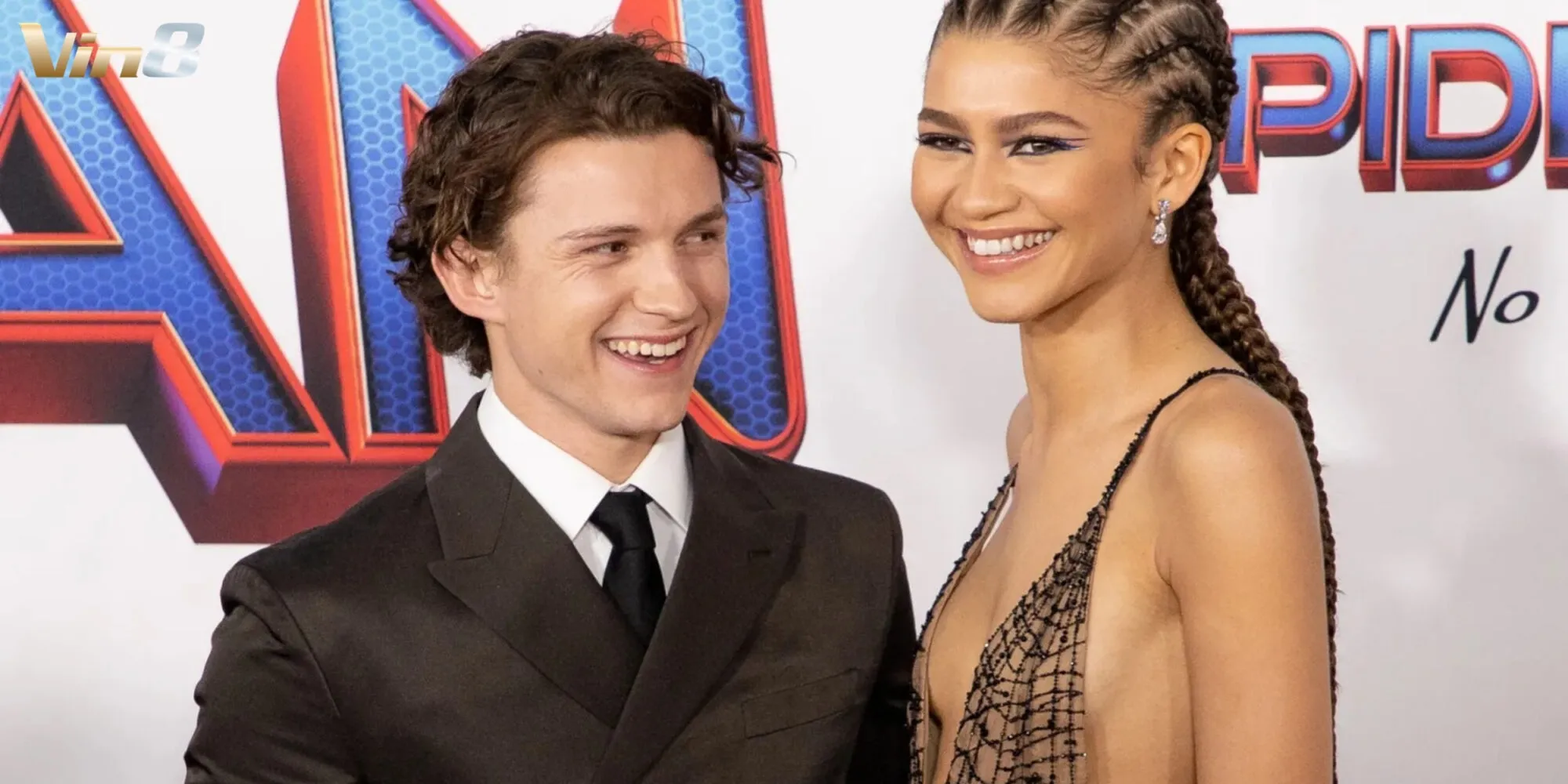 Tom Holland & Zendaya tay trong tay ở nhiều sự kiện lớn Tom Holland & Zendaya tay trong tay ở nhiều sự kiện lớn